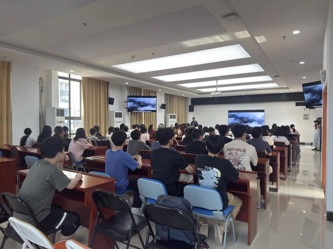 广西东盟跨境电商总部基地联合华策影视集团、扶遥匯OPC赴广西职业技术学院开展宣讲、培训活动