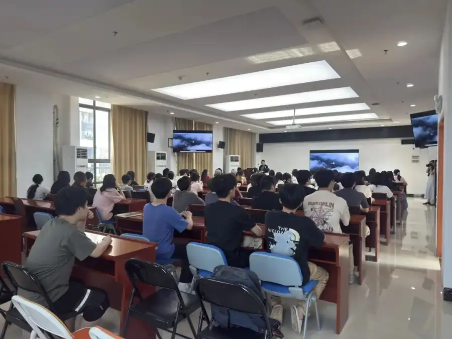 广西东盟跨境电商总部基地联合华策影视集团、扶遥匯OPC赴广西职业技术学院开展宣讲、培训活动